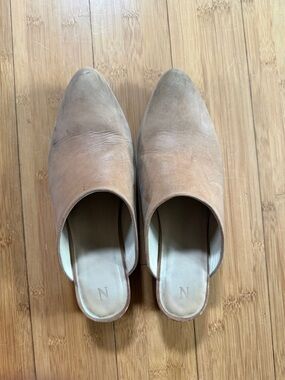 Nisolo Mariella Mule, tan nubuck suede, size 9